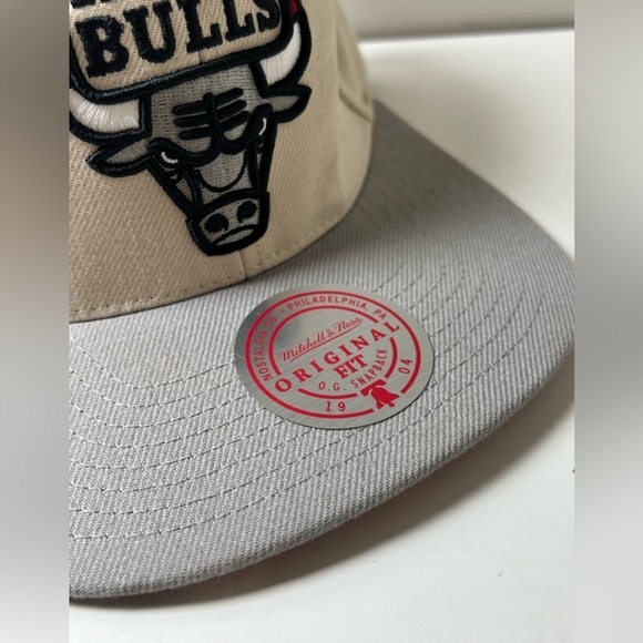 NWT Mitchell & Ness Heritage Collection Chicago Bulls Beige and Gray Hat NBA - Picture 3 of 9